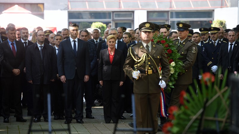Predsjednik Vlade Plenković u Okučanima: Žrtva hrvatskih branitelja u temeljima je moderne, slobodne i demokratske RH